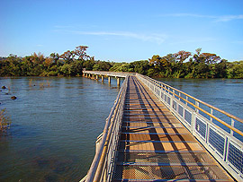 chodn&iacute;k p�es �eku Iguaz&uacute; k �&aacute;blovu ch�t&aacute;nu