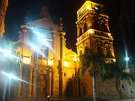 katedr&aacute;la na N&aacute;m�st&iacute; 24.z&aacute;�&iacute; v Santa Cruz