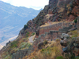 cesta do ji�n&iacute; �&aacute;sti ruin vede v p�&iacute;kr&eacute;m svahu