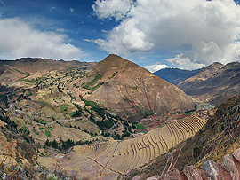 v&yacute;hled na ji�n&iacute; terasy Pisacu