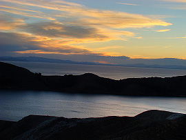 jezero Titicaca t�sn� po z&aacute;padu Slunce